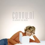 Simone Kleinsma in studio te Amsterdam, Oktober 12, 2004. © Govert de Roos

[keywords]liggend, boek, glimlachend[/keywords]